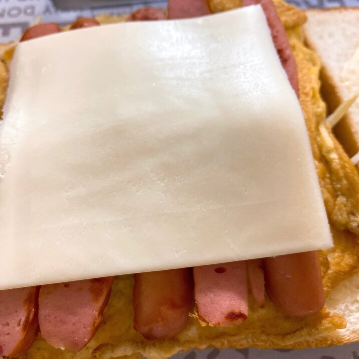 薄焼き卵とウィンナーチーズのサンドイッチ